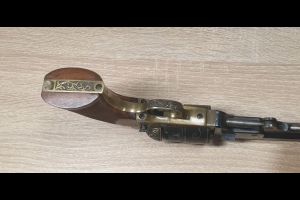 Colt Navy 1851 z długą lufą - grawerowany